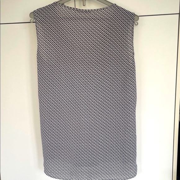 Sioni Sleeveless Black and White Patterned  Top - Chic & Versatile • Size Medium - Picture 11 of 17